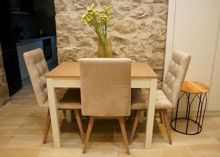 Aparthotel Monopati House